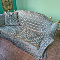 Divano con pigne dorate