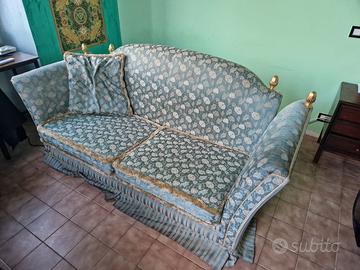 Divano con pigne dorate