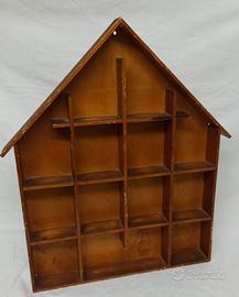 Bacheca espositiva in legno a forma di casa
