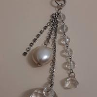 Portachiavi donna con moschettone, strass e perle.