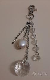 Portachiavi donna con moschettone, strass e perle.