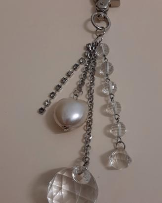 Portachiavi donna con moschettone, strass e perle.