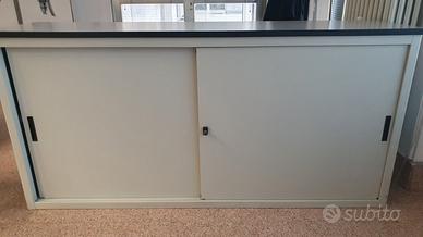 mobile in metallo ante scorrevoli