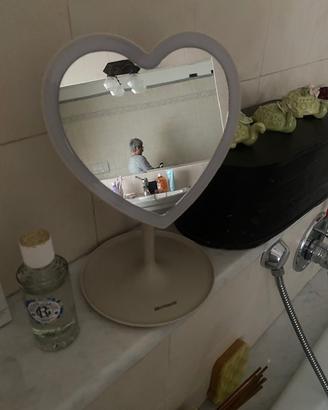 Specchio da bagno che si illumina
