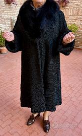 Pelliccia Astrakan nera con collo in volpe