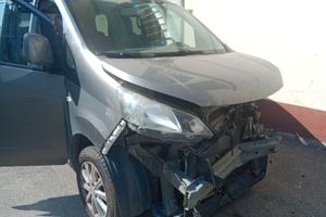 Nissan Evalia incidentata