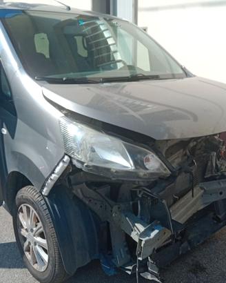 Nissan Evalia incidentata