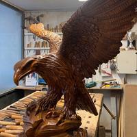 Aquila in legno intagliata a mano