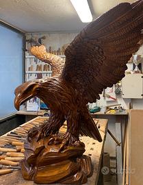 Aquila in legno intagliata a mano