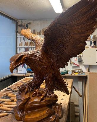 Aquila in legno intagliata a mano