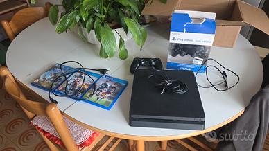 Ps4 Slim, con 2 controller e 3 giochi 