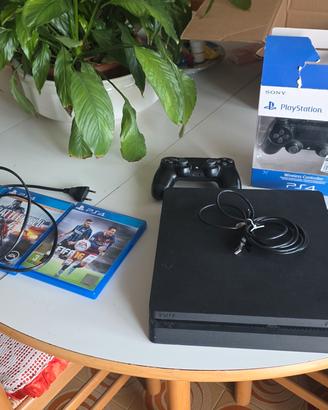 Ps4 Slim, con 2 controller e 3 giochi 
