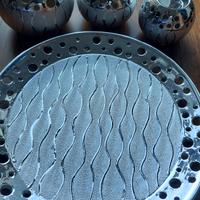 piatto e candele natalizie