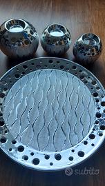 piatto e candele natalizie