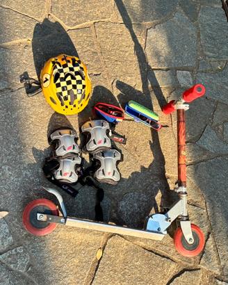 Kit monopattino, protezioni, casco occhiali Chicco