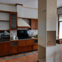 Cucina lineare con isola in stile classico