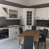 CUCINA COMPONIBILE CON CABINA ANGOLARE