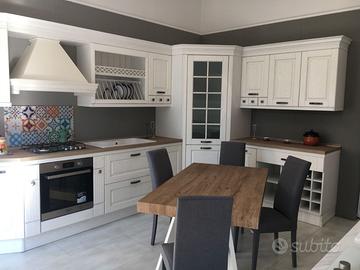 CUCINA COMPONIBILE CON CABINA ANGOLARE