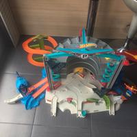Garage Hot Wheels con rampe e piste 