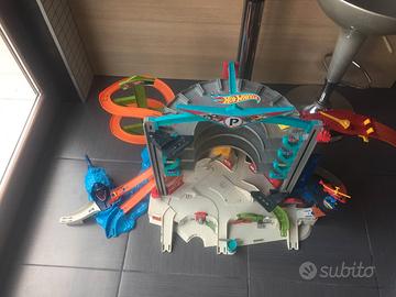 Garage Hot Wheels con rampe e piste 