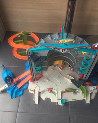 Garage Hot Wheels con rampe e piste 