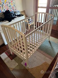 Lettino per bambini in legno bianco con sponde