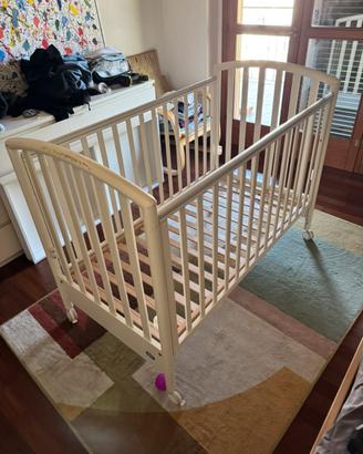 Lettino per bambini in legno bianco con sponde