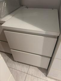 Comodini IKEA MALM – bianchi con piano in vetro