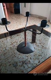  2 candelabri metallo brunito e rattan, particolar