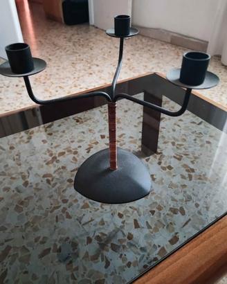  2 candelabri metallo brunito e rattan, particolar