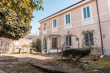 Villa di 349 m² con più di 5 locali e box auto a T
