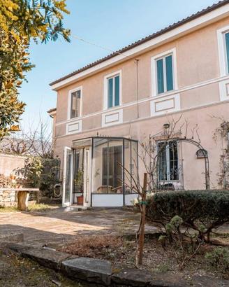Villa di 349 m² con più di 5 locali e box auto a T