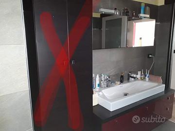 Mobile bagno con lavandino doppio.