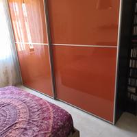 armadio con porte scorrevoli