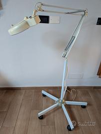 Lampada con lente ingrandimento