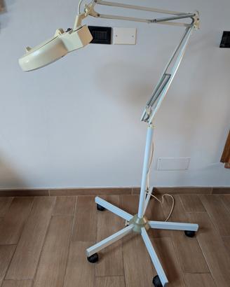 Lampada con lente ingrandimento