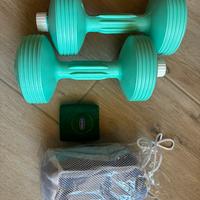 Due pesi per ginnastica con salvietta e polsino