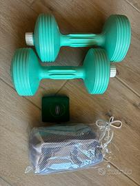 Due pesi per ginnastica con salvietta e polsino