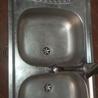 Lavello cucina 2 buche e miscelatore.