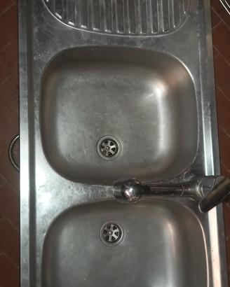 Lavello cucina 2 buche e miscelatore.