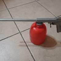 Pistola spray con contenitore per vernice.