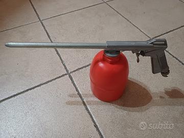 Pistola spray con contenitore per vernice.