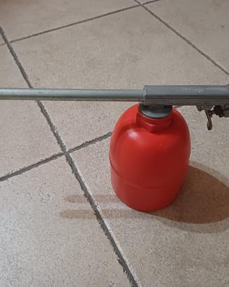 Pistola spray con contenitore per vernice.