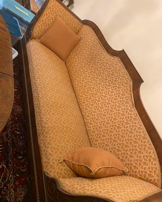 Divano con 6 seggiole e poltrona poggia piedi