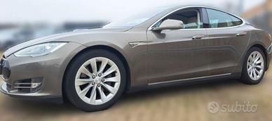 Tesla model S 85d