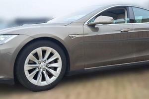 Tesla model S 85d