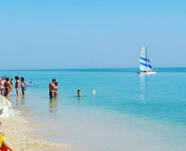 Fronte mare con parcheggio privato