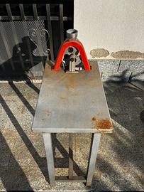 Macina pomodori elettrica e fornello gas