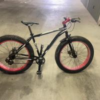 Bici fat bike 26 con dettagli rossi