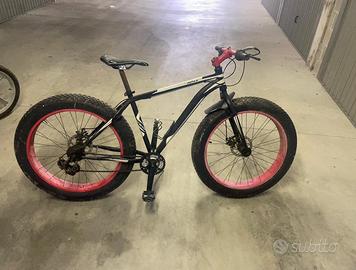 Bici fat bike 26 con dettagli rossi